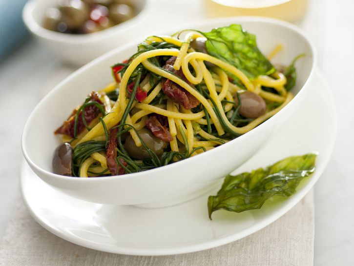 spaghetti-alla-chitarra-con-agretti-olive-pomodorini-secchi-e-basilico-fritto