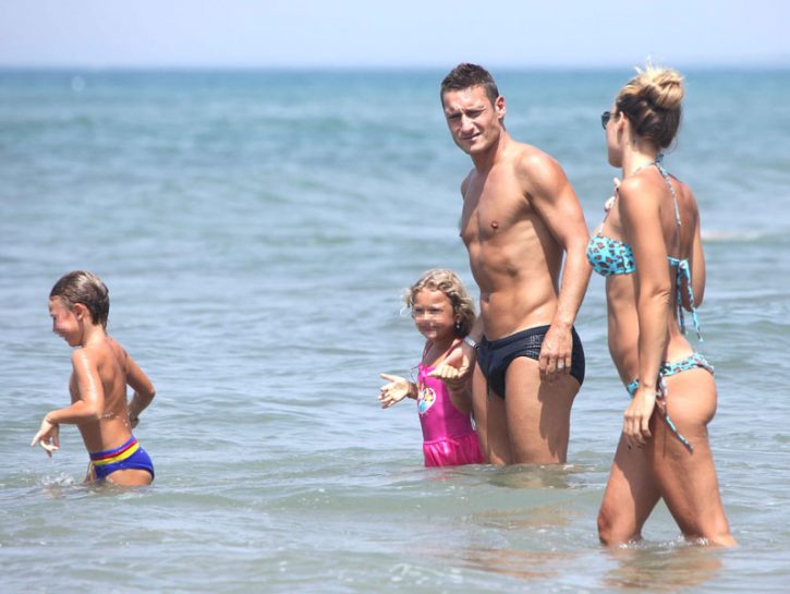Ilary Blasi in vacanza, e la cellulite?