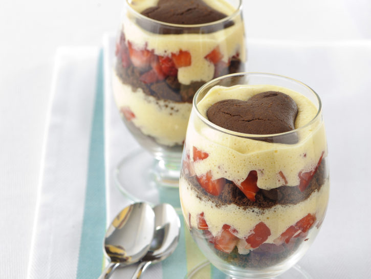 Coppe con fragole e biscotti al cioccolato