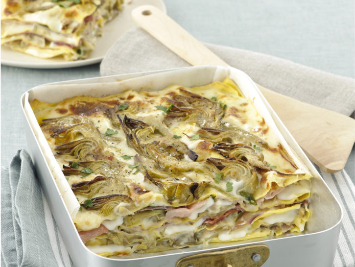 Lasagne con besciamella, carciofi e prosciutto