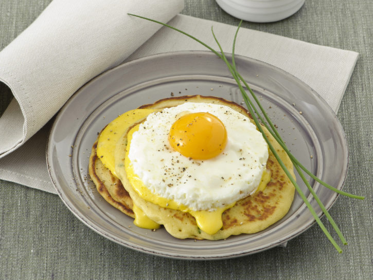 Pancake all'erba cipollina con uovo e salsa olandese