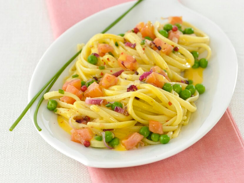 Linguine alla carbonara con salmone e piselli