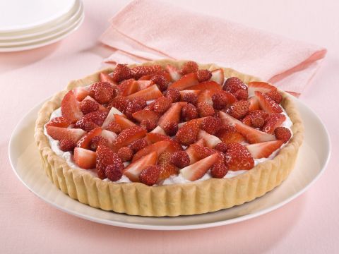 Crostata con fragole e panna montata