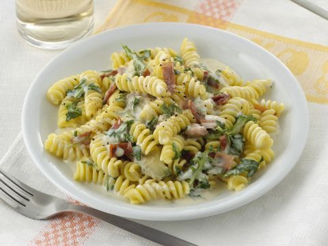 Fusilli con crudo, gorgonzola e rucola