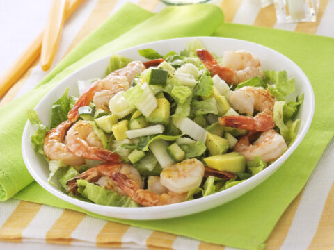 Insalata con avocado, gamberi e zucchine