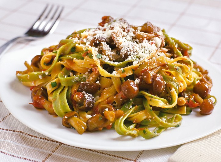 Tagliatelle paglia e fieno con i funghi