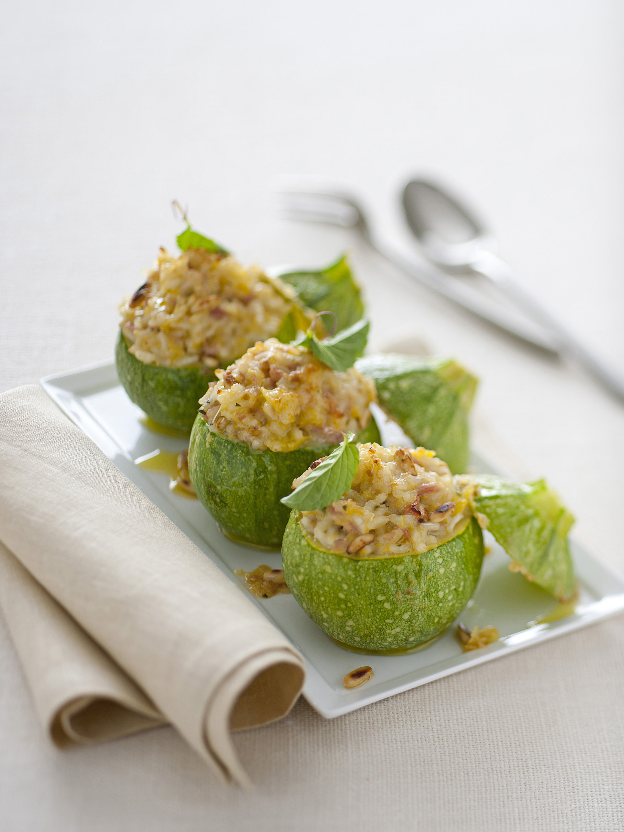 Ricetta Zucchine ripiene di risotto con menta e pinoli - Donna Moderna