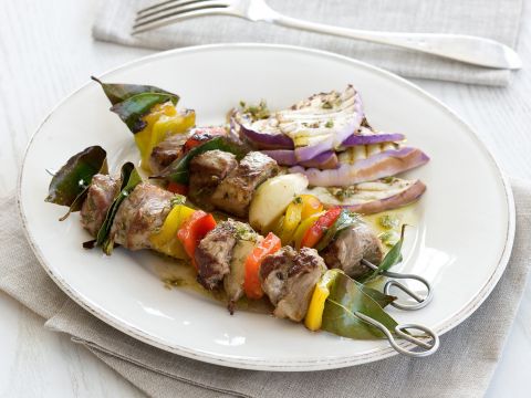 Spiedini souvlaki di agnello, maiale, vitello e pollo