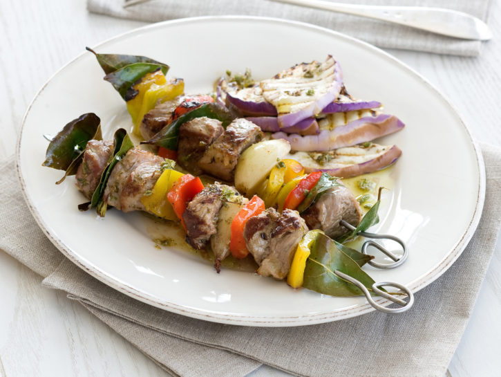 Spiedini souvlaki di agnello, maiale, vitello e pollo