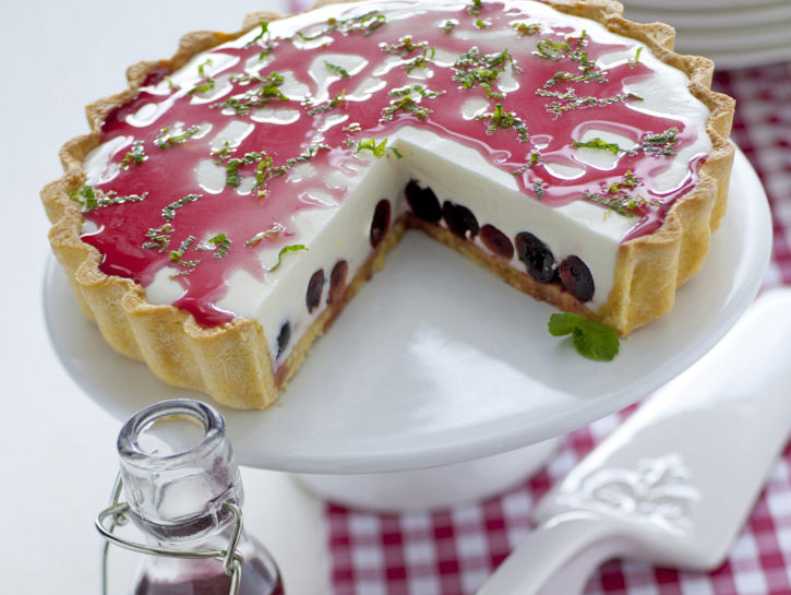 Torta con bavarese di yogurt e ciliegie