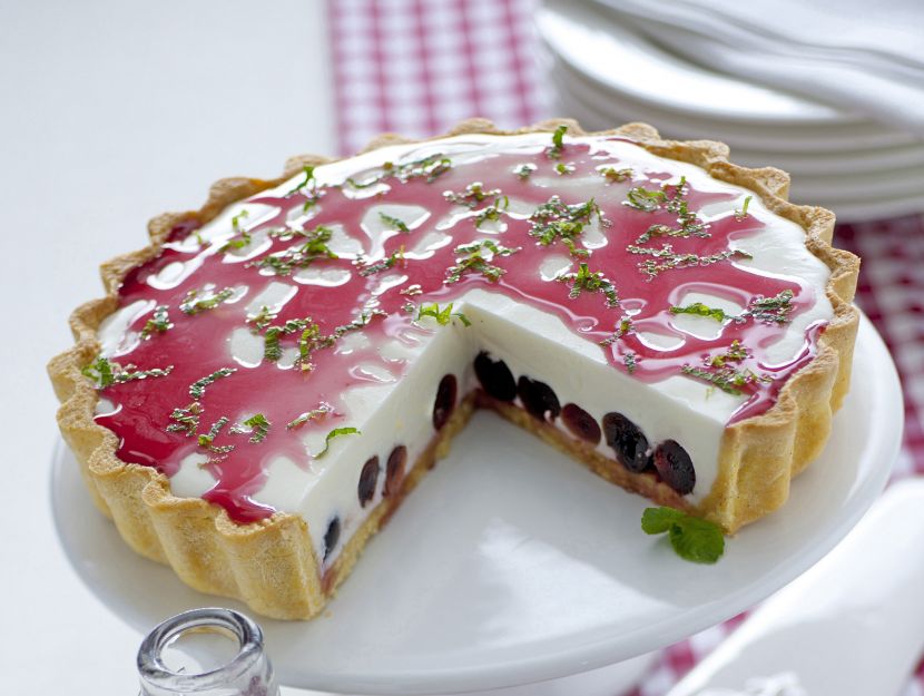 torta-con-bavarese-di-yogurt-e-ciliegie immagine