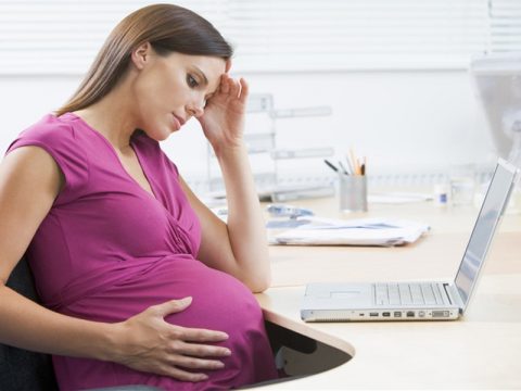 Donne e lavoro in tempo di crisi, essere mamma è un problema
