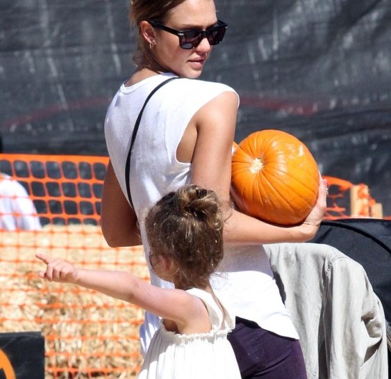 Jessica Alba a caccia di zucche per Halloween 2012