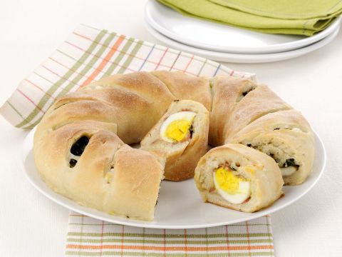 Ciambella ripiena con uova e spinacini