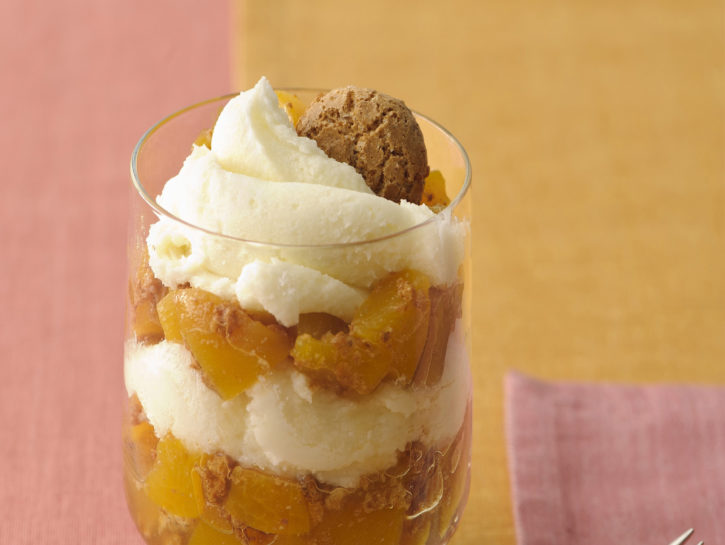 Coppette di pesche, amaretto e gelato