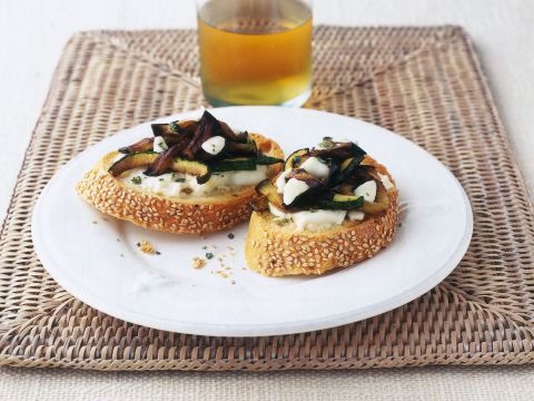 Crostini con burrata e zucchine