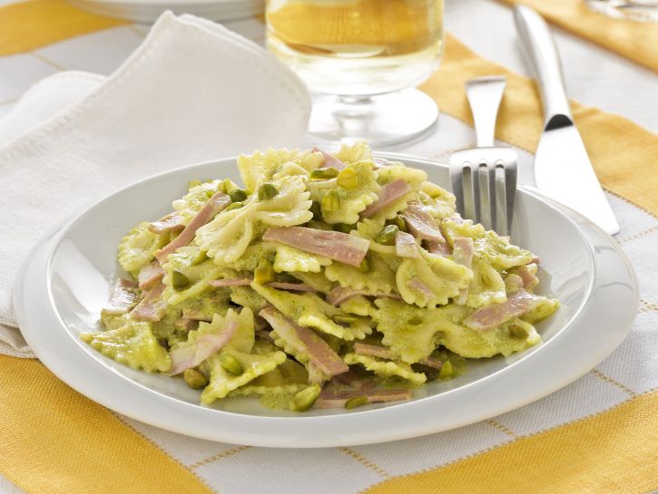 Farfalle con pesto di pistacchi e mortadella