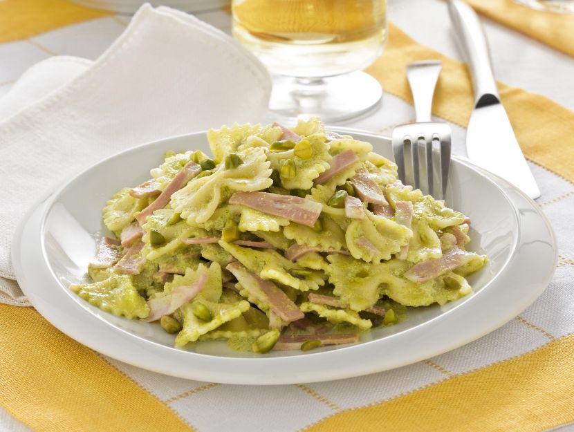 farfalle-con-pesto-di-pistacchi-e-mortadella preparazione