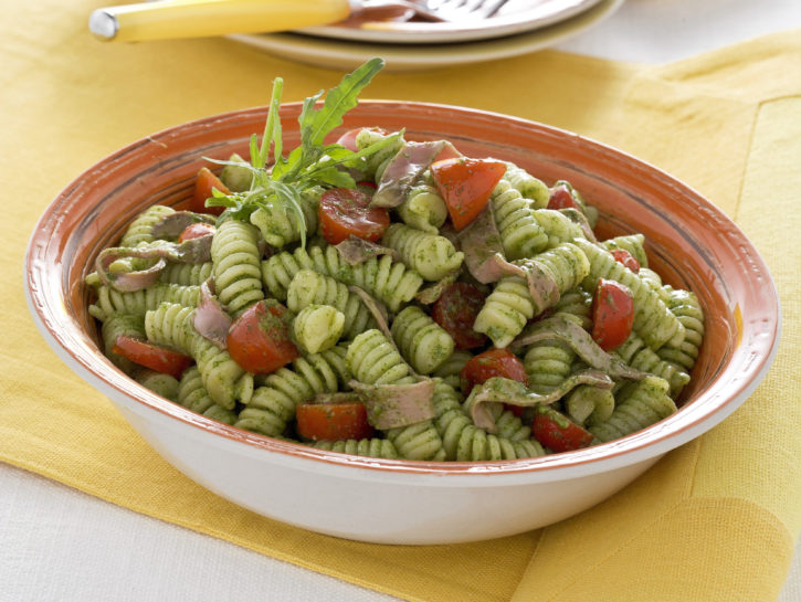 Insalata di pasta con roast beef e rucola