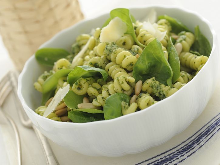 Pasta fredda in verde con pinoli