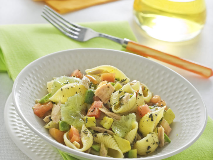 Pasta in insalata con avocado e tonno