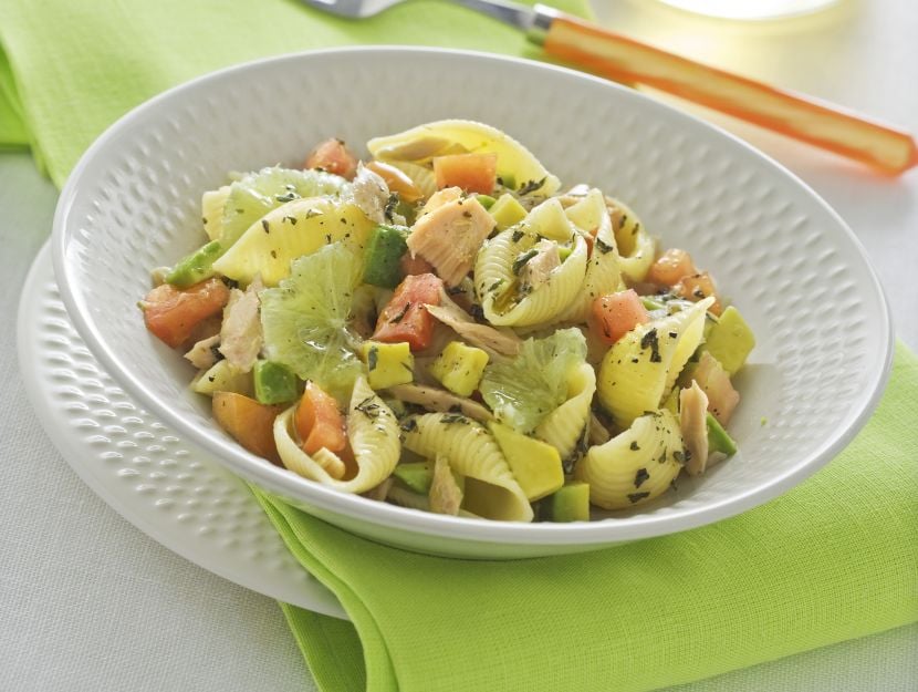 pasta-in-insalata-con-avocado-e-tonno immagine