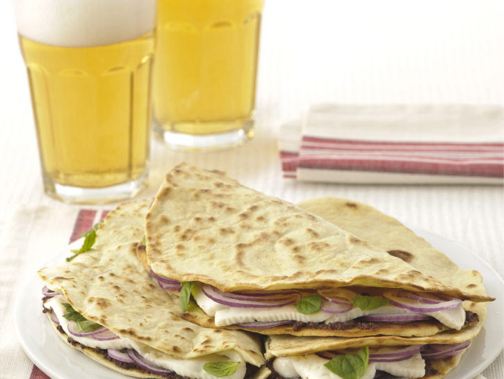 Piadine con paté di olive e primosale