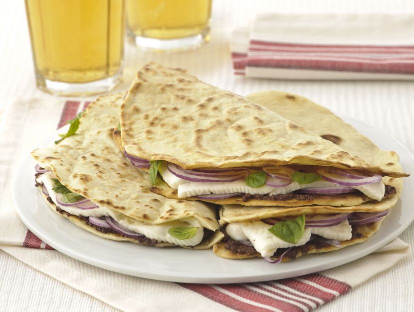 piadine-con-pate-di-olive-e-primosale immagine