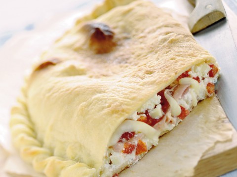 Pizza Margherita in versione calzone arricchito