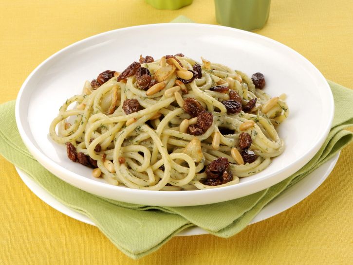 Spaghetti sardine, uvetta e pinoli