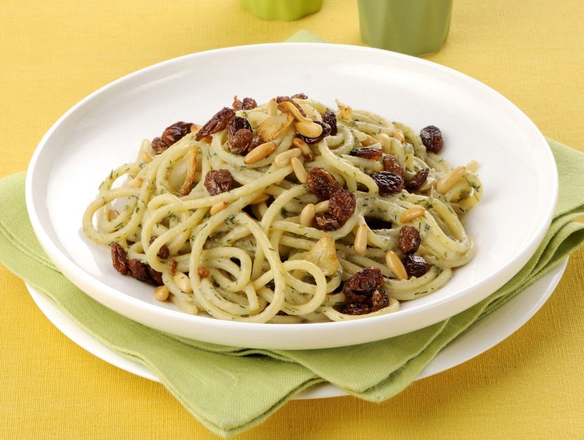 spaghetti-sardine-uvetta-e-pinoli