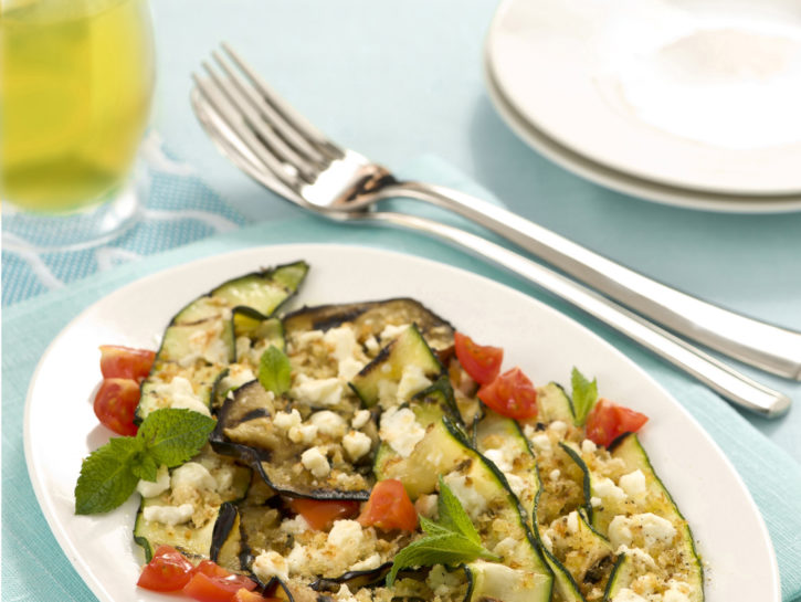 Verdure con briciole di pane e feta