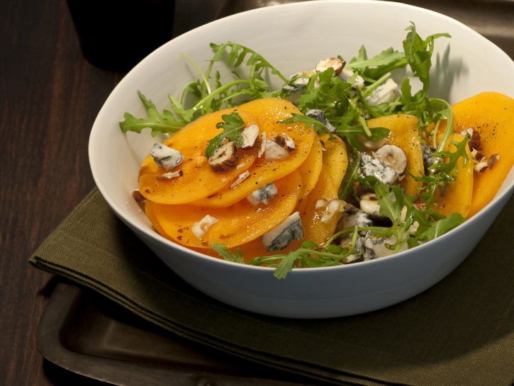 Carpaccio di cachi con gorgonzola piccante, rucola e nocciole