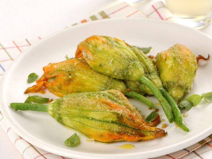 Fiori di zucca al forno con patate e fagiolini