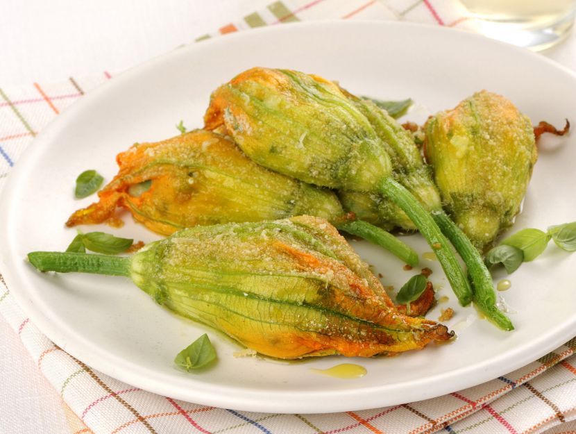 Fiori di zucca al forno con patate e fagiolini