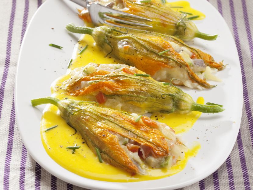 fiori-di-zucca-farciti-con-salsa-delicata preparazione