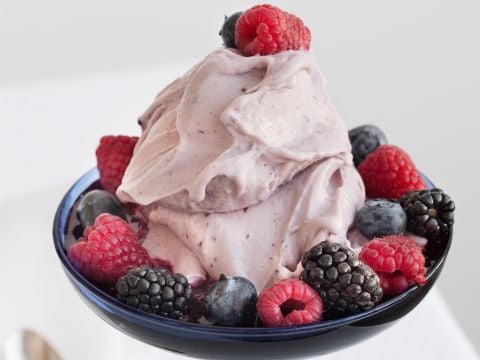 Gelato di ricotta ai frutti di bosco