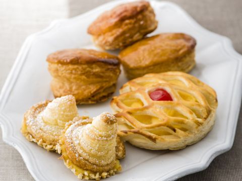 Sfogliatine caramellate e piramidi di pasta sfoglia