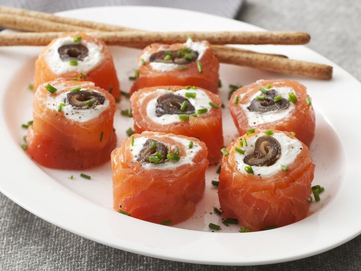 Rotolini di salmone e datteri