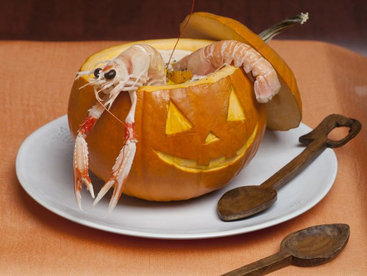 Finta lanterna di zucca e scampi