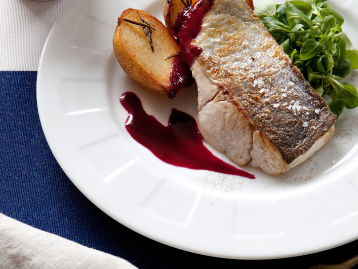 Pesce grigliato con salsa di mirtilli