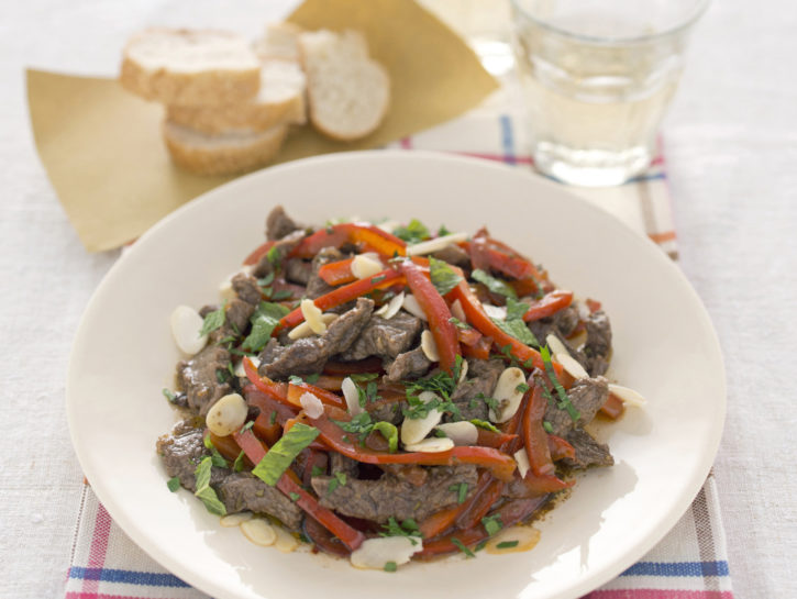 Straccetti con peperoni e mandorle
