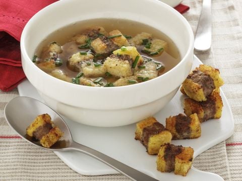 Zuppa con crostini di pane farciti