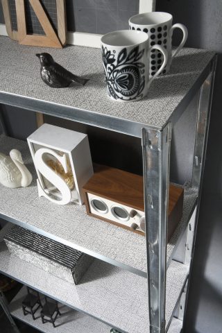 Ricicla lo scaffale che avevi scartato, o le mensole, con un'idea découpage per i mobili: puoi util