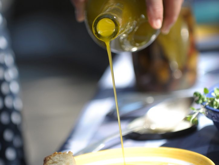 Scegli l'olio di oliva extra-vergine o quello di girasole