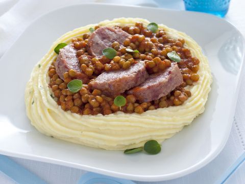 Nidi di purè con cotechino e lenticchie