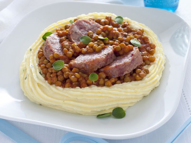 nidi-di-pure-con-cotechino-e-lenticchie immagine