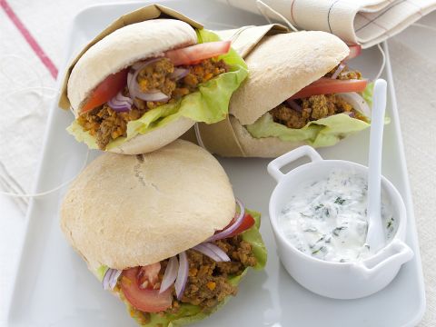 Panini con ragù di agnello e yogurt