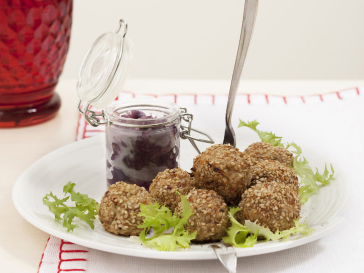 Polpette al sesamo e composta di cavolo rosso
