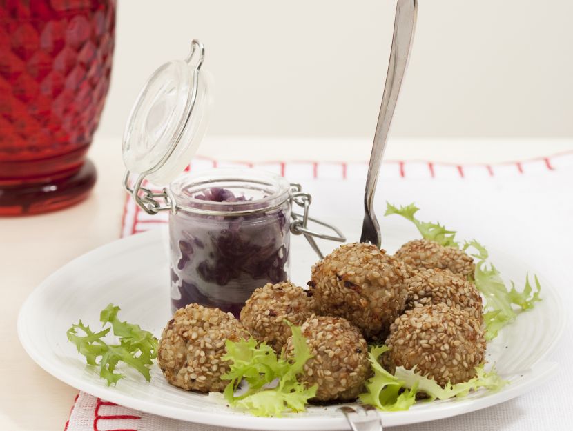 polpettine-al-sesamo-e-composta-di-cavolo-rosso preparazione